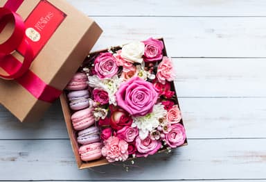 Gifts & Chocolates Combo: A Perfect Pairing for Every Occasion