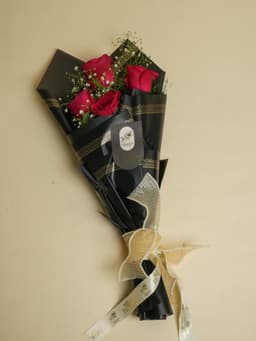 Red rose mini boquet thumbnail 1