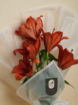 Orange lilies bouquet thumbnail 2