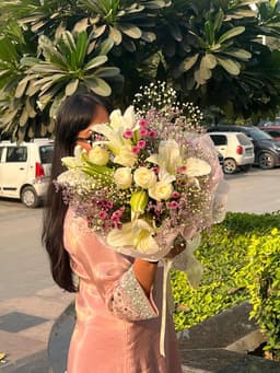 White lilies bouquet thumbnail 2