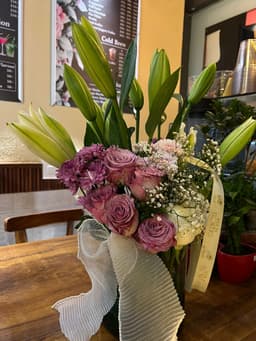 Rose in flower vase bouquet thumbnail 2