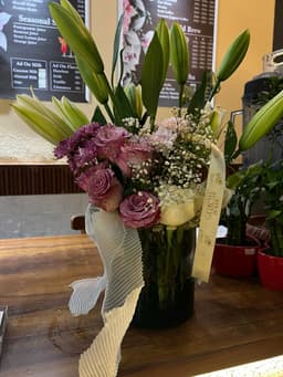 Rose in flower vase bouquet thumbnail 3