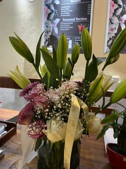 Rose in flower vase bouquet thumbnail 4