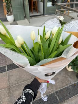 White tulip bouquet thumbnail 1