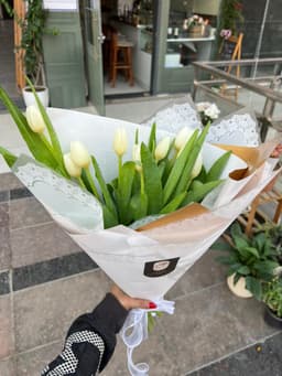 White tulip bouquet thumbnail 2