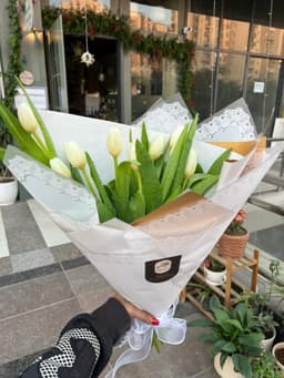 White tulip bouquet thumbnail 3