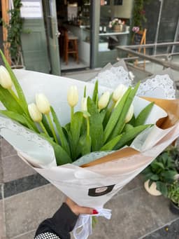 White tulip bouquet thumbnail 4