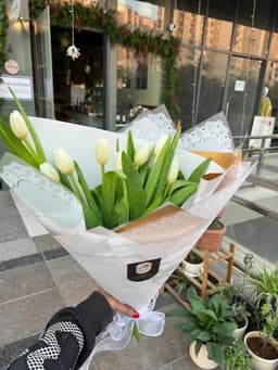 White tulip bouquet thumbnail 5