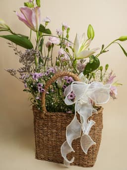 Basket bouquet small thumbnail 1